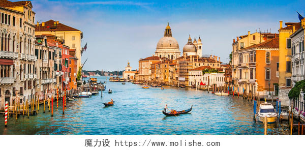 意大利威尼斯日落时分著名的大运河和圣玛丽亚大教堂的全景意大利旅游
